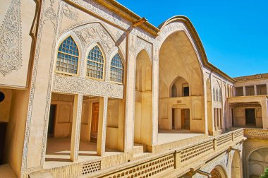 Kashan, Iran - 22 Ekim 2017: Zengin duvar süslemeleri Howz hane avlunun Abbasi evde oyma alçı, kaşan 22 Ekim tarihinde yapılan.