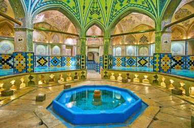 : Kashan, Iran - 22 Ekim 2017: Sekizgen sarbineh (soyunma salonu) hamam-e Sultan Amir Ahmad, ayrıca Qasemi hamam olarak bilinen ve ünlü 22 Ekim'de kaşan başyapıt iç için.