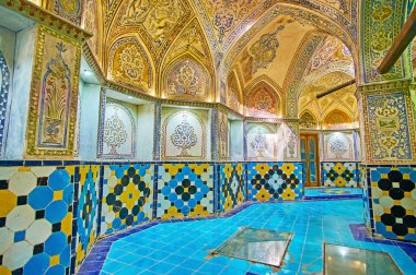 : Kashan, Iran - 22 Ekim 2017: Arabesk ve sarbineh (soyunma salonu) hamam-e Sultan Amir Ahmad (Qasemi Hamam), 22 Ekim'de kaşan içinde çiçek desenleri ile iyi plasterwork.