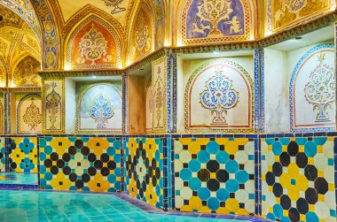 Kashan, Iran - 22 Ekim 2017: Sarbineh (soyunma salonu) Sultan Amir Ahmad (Qasemi) hamam doğal oyma sıva arabesk ve geometrik duvarına 22 Ekim'de kaşan desenleri, Çinili.