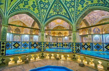 Kashan, Iran - 22 Ekim 2017: Sekizgen sarbineh (soyunma salonu) Sultan Amir Ahmad (Qasemi) hamam ile görkemli iç döşenir ve alçı süsleri, sütunlar, kemerler, 22 Ekim'de kaşan içinde oyulmuş.