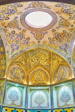 Kashan, Iran - 22 Ekim 2017: Küçük kubbe ve Sultan Amir Ahmad (Qasemi) hamam sarbineh duvarındaki kemerli niş kaplıdır oyma sıva arabesk ve renkli çiçek desenleri, 22 Ekim'de kaşan.