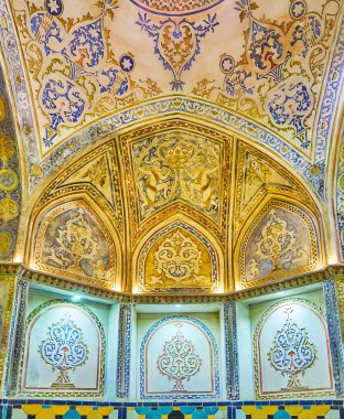 : Kashan, Iran - 22 Ekim 2017: Zengin Farsça desenleri oyma sıva ve 22 Ekim'de kaşan içinde Sultan Amir Ahmad (Qasemi) hamam sarbineh parlak boya.
