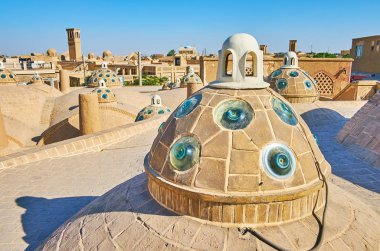 Salonları ve hamam,: Kashan, Iran odaları günışığına sağlamak için Qasemi (Sultan Amir Ahmad) hamam eski tuğla kubbe konveks cam parçaları ile roofscape.