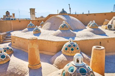 Qasemi (Sultan Amir Ahmad) hamam çatı popüler turistik nesne, onun açık şehir görünümdür ve çok sayıda güzel irili ufaklı kubbe sferik cam parçaları,: Kashan, Iran ile övünür.