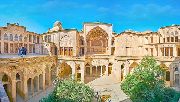 КАШАН, ИРАН - 22 ОКТЯБРЯ 2017 года: 22 октября в Кашане, в историческом особняке торговца стеклом, с впечатляющими экстерьерами и садами, расположен большой двор дома Аббаси
.