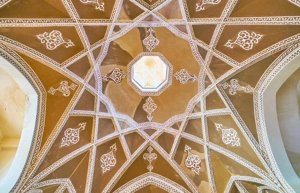 Kashan, Iran - 22 Ekim 2017: Doğal kubbe Abbasi evin küçük odada beyaz sıva arabesk ve yıldız desenler, 22 Ekim'de kaşan dekore edilmiş.