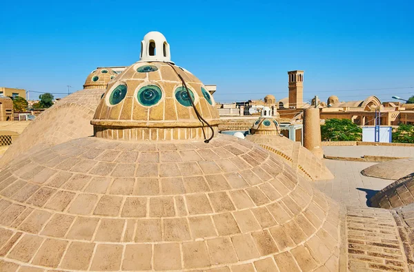Eski kaşan onun manzarası dekorasyon benzersiz mimari ayrıntılarda gizlidir, zengin, şehir sahiptir birçok windcatchers (badgirs), tuğla kubbe konakları ve hamamlarda, Iran.