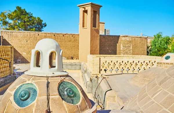 Qasemi (Sultan Amir Ahmad) hamam konveks cam parçaları ve arka plan, kaşan, Iran'a Ortaçağ badgir (windcatcher) ile küçük kubbe.
