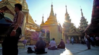 Yangon, Myanmar - 17 Şubat 2018: Budist adanmışlar üzerinde görüntü evleri, Sule Pagoda, üzerinde 17 Şubat olarak Yangon, sabah namazı.