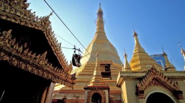 Karaweik kutsal kuş heykeli ile altın tekne işletim küçük kablo altın yaprak teklifleri Sule Paya, Yangon, Myanmar ana stupa için sunar.. 