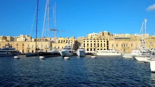 Birgu マルタ 2018 素晴らしい帆ヨットの Birgu Birgu Senglea イスラ の中世都市を分割のマリーナの係留 — ストック動画