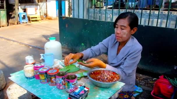 Yangon Myanmar Lutego 2018 Ulica Sprzedający Sprawia Betel Pozostawia Orzechów — Wideo stockowe
