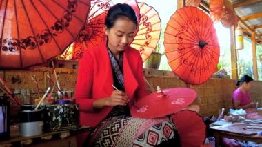 Pindaya, Myanmar - 19 Şubat 2018: Shan atölye 's ana gösterir üzerinde 19 Şubat Pindaya içinde güzel çiçek desenleri ile kaplı geleneksel Birmanya şemsiye oluşturma art of kağıt