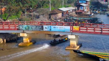 Nyaungshwe, Myanmar - 19 Şubat 2018: Hızlı kayık düşük köprü altında kanal Inle Gölü arasında 19 Şubat Nyaungshwe içinde geçirir.