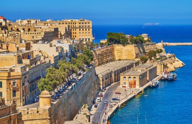 Taş ocağı Wharf ve alt Barrakka bahçeleri, St Christopher'ın Kalesi, Valletta, Malta, üzerinde bulunan yeşil boyunca büyük surlar.
