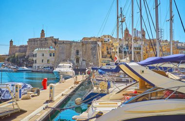Ortaçağ müstahkem şehir Senglea yelken yat Vittoriosa (Birgu) Marina, Malta üzerinden görülür.