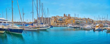 Birgu, Malta - 17 Haziran 2018: Yat ve 17 Haziran'da Birgu içinde ön plan üzerinde Vittoriosa Marina tekne ile Ortaçağ Senglea Panoraması.