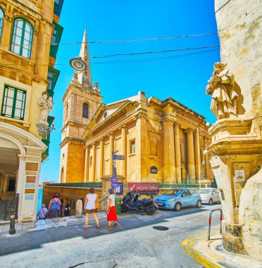 Valletta, Malta - 17 Haziran 2018: Bağımsızlık kare - anıtsal yapı Anglikan St Paul'ın ana landmark uzun çan kulesi ve St Joseph köşe heykelin üzerine 17 Haziran'da Valletta ön yanlısı Katedrali