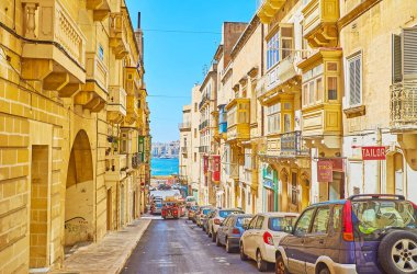 Valletta, Malta - 17 Haziran 2018: St Lucia'nın Sokağı'nın yumuşak iniş denize yol açar ve terminal Sliema yön, 17 Haziran'da Valletta feribot.