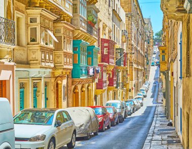 Bir Valletta dağlık manzara sokaklarında tırmanış ve inişlerde, eski Nane sokak, Malta döner..