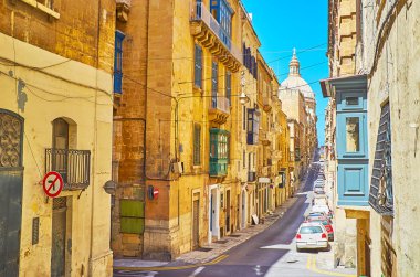Tepelik eski nane konut ve çatıları yukarıda rising Carmelite Kilisesi, Valletta, Malta, kubbe eski çizgi ile bir görünüm sokak tembel yürüyüş zevk.