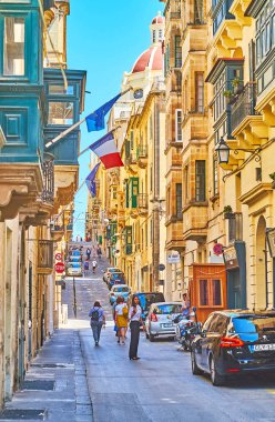 Valletta, Malta - 17 Haziran 2018: The St John (San Gwann) sokak tarihi konut ve St Augustine Kilisesi kırmızı dome 17 Haziran'da Valletta ön üzerinde