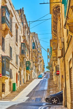 Eski nane sokakta dik tırmanış merdivenleri tırmanmaya kolaylaşır ve güvenli bir şekilde, kaygan, astarlı Valletta, Malta.