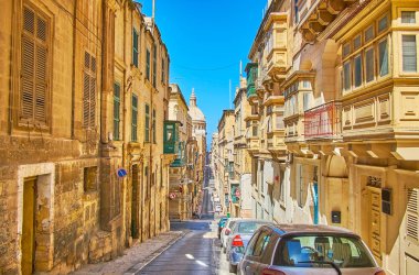Bir Valletta tarihi sokaklarında korunmuş konut ve birçok tarihi yerler, Malta ile yürüme, tepelik landmscape keşfetmek.
