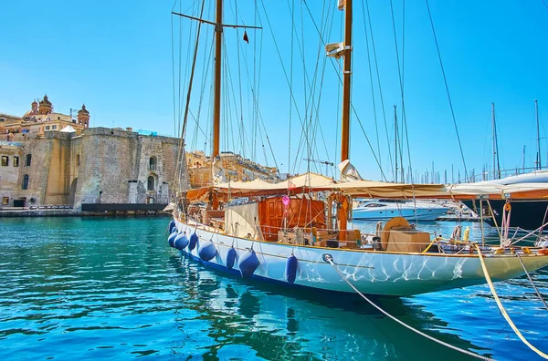 Vyn Senglea Sheer Bastion Bakom Segelbåt Vittoriosa Marina Birgu Malta — Stockfoto