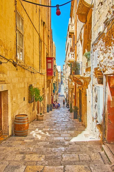 Valletta, Malta - 17 Haziran 2018: Dar boğaz sokak, küçük kafeler ve barlar, 17 Haziran'da Valletta dolu merdivenlerde