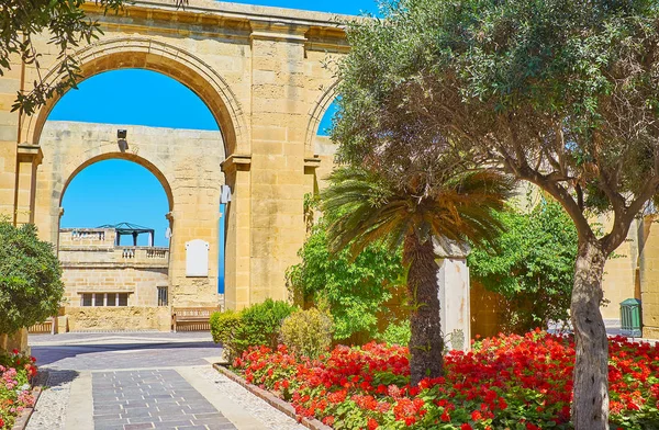 Parlak Çiçek Üst Barrakka Bahçeleri Gölgeli Yeşilliklerle Valletta Malta Kemerli — Stok fotoğraf