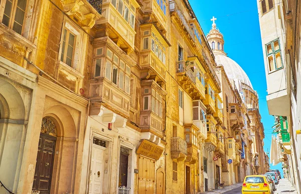 Valletta Malta Junio 2018 Calle Montañosa Old Mint Con Altos —  Fotos de Stock