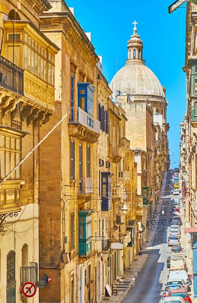 Tepelik eski Nane sokak Carmelite kilisenin, şehrin birçok puan, anıtsal taş kubbe, Valletta, Malta nedeniyle görülen yol açar.