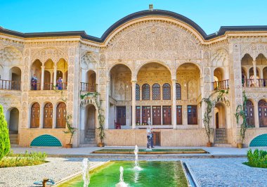 Kashan, Iran - 22 Ekim 2017: Geri Tabatabaei iyi örneği kaçar dönemi sanat ve geleneksel Fars mimarisi, 22 Ekim'de kaşan içinde evim.