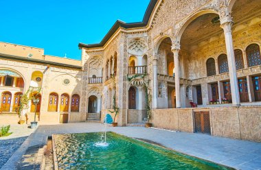Kashan, Iran - 22 Ekim 2017: Kashan 22 Ekim tarihinde Çeşme yaz teras Tabatabaei evin, ünlü kentin simgelerinden üstün İran mimarisinin önünde yenileniyor.