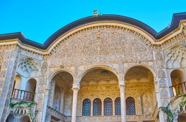 : Kashan, Iran - 22 Ekim 2017: Karmaşık alçı kalıpları Tabatabaei House, kabartma detayları komşu iyi mirrorwork, kaşan 22 Ekim tarihinde Fars mimarisi için geleneksel ile Portal.