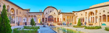 Kashan, Iran - 22 Ekim 2017: Tabatabaei tarihi evi 22 Ekim'de kaşan içinde avlu, süs Bahçe ve zengin bir şekilde dekore edilmiş portalları, çeşmeler ile geleneksel Fars mansion olduğunu.