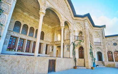 Kashan, Iran - 22 Ekim 2017: İnce sütunlar oyulmuş alçı kalıpları, mukarnas kemerler ve mirrorwork, 22 Ekim'de kaşan dekore edilmiş Tabatabaei Ev'in yaz terası tavan destek.