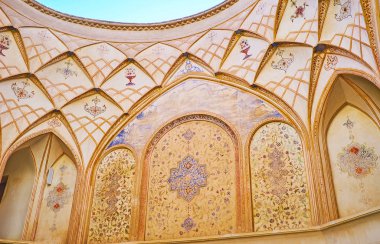 : Kashan, Iran - 22 Ekim 2017: Kashan 22 Ekim tarihinde Tabatabaei evinde bir oda duvar ve petek kubbe üzerinde eski freskler.