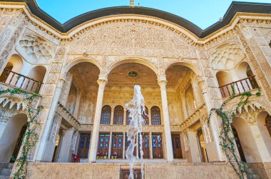 Kashan, Iran - 22 Ekim 2017: Güzel kaçar dönemi Tabatabaei iyi örnek olarak Farsça sanat ve mimarisi, 22 Ekim'de kaşan içinde evim.