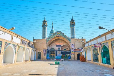 : Kashan, Iran - 22 Ekim 2017: Shahzadeh avlu-siz Ibrahim kutsal tapınak simgesiyle kaçar (aslan ve güneş) portal ve 22 Ekim'de kaşan içinde iki Çinili minareleri yukarıda.