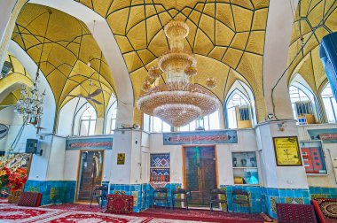 : Kashan, Iran - 22 Ekim 2017: Shahzadeh erkek dua salonu-siz Ibrahim kutsal tapınak kabartmalı tuğla kubbe ve doğal avize, 22 Ekim'de kaşan.