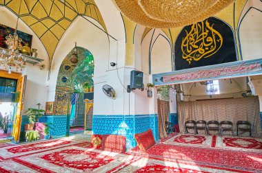 : Kashan, Iran - 22 Ekim 2017: Shahzadeh iç-siz Ibrahim Türbesi ile doğal halı ve tilework, 22 Ekim'de kaşan.