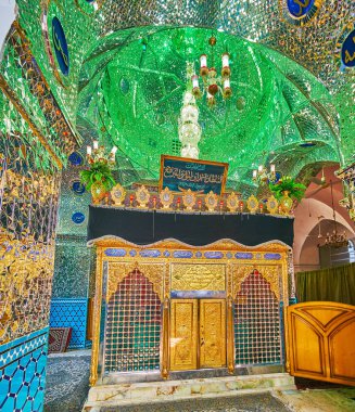: Kashan, Iran - 22 Ekim 2017: Lahit içinde Shahzadeh-siz Ibrahim kutsal tapınak çevrili karmaşık mirrorwork, Farsça Türbeler için geleneksel 22 Ekim'de kaşan.