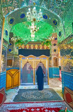 : Kashan, Iran - 22 Ekim 2017: Müslüman kadın dua ediyor Shahzadeh lahit, Şii-ye Ibrahim Türbesi, 22 Ekim'de kaşan.