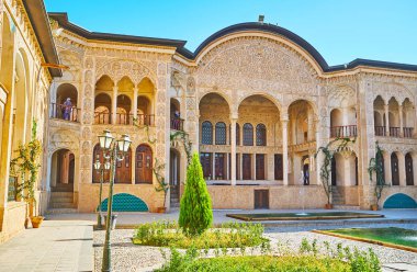 Kashan, Iran - 22 Ekim 2017: Tabatabaei tarihi evi, ana portal zengin dekore edilmiş oyma sıva, ayna modelleri znd ince sütunlar, 22 Ekim'de kaşan.