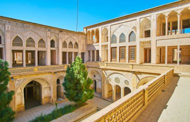 Kashan, Iran - 22 Ekim 2017: Aile avlu Abbasi evin karmaşık alçı kalıpları ve çok sayıda kemerli pencereler ile 22 Ekim'de kaşan süslüdür.