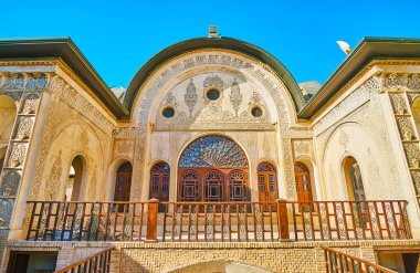 Kashan, Iran - 22 Ekim 2017: Süslü plasterwork duvar ve Tabatabaei House, oyma ahşap, zengin çiçek desenleri komşuya portallarına 22 Ekim'de kaşan süsle.