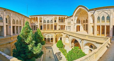 Kashan, Iran - 22 Ekim 2017: Doğal Abbasi House 22 Ekim'de kaşan portalları, kemerli pencereler ve büyük teraslar ile süslü avlu dahil olmak üzere geleneksel Fars mimariyi,.